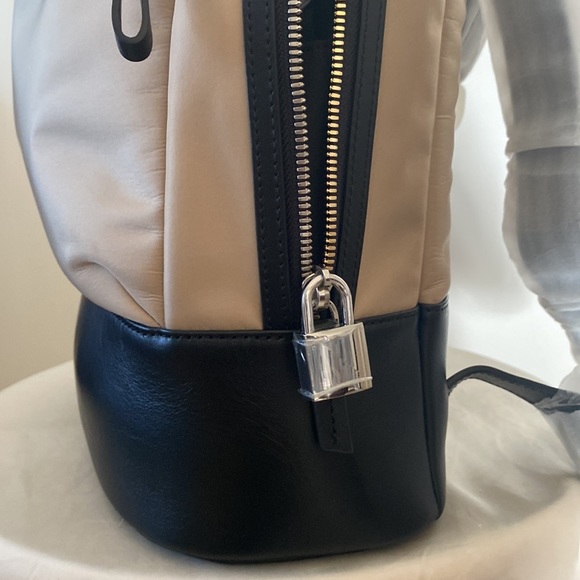 Want Les Essentiels Piper Backpack ✨ two tone zipper x lock x keys - Picture 8 of 17